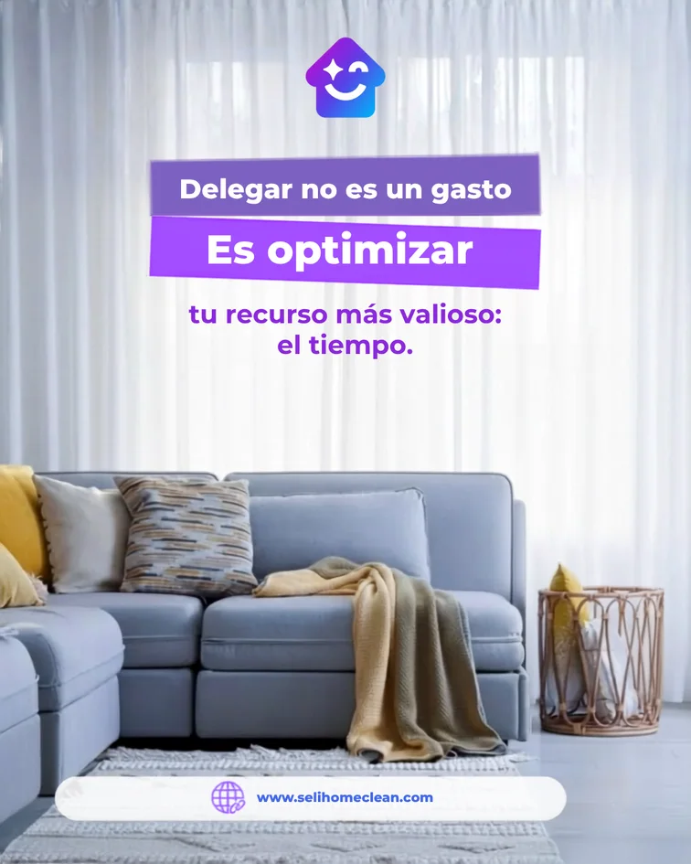 Sala con un sofá gris y el texto «Delegar no es un gasto. Es optimizar tu recurso más valioso: el tiempo».