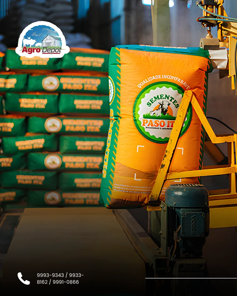 Sacos de semillas apilados con el logotipo de AgroDepot.